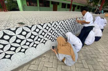Membuat Batik di Panggung
