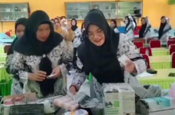 TUKAR KADO BAPAK/IBU GURU SMPN 1 PUNCU