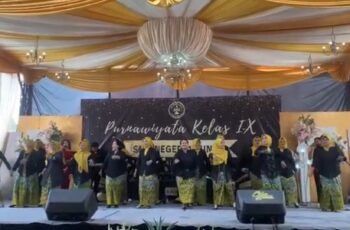 Penampilan Ibu-Ibu Guru Kece di Acara Purnawiyata Kelas IX